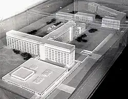 Москва. Протезно-ортопедический восстановительный центр. Макет на переднем плане — корпус физиотерапии. Фото с макета. 1979 г.