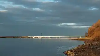 Мост через Амурскую протоку, за ним&nbsp;— понтонный мост, последняя навигация,октябрь 2013 года.