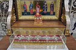 Мощевик с частицами пяти святых (крупный план)