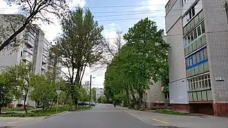 конец улицы — многоэтажная застройка на участке между Лётной улицей и переулком Юрия Мезенцева — вид со стороны перекрестка с Лётной улицей