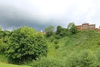 Замковая гора с реконструкцией укреплений