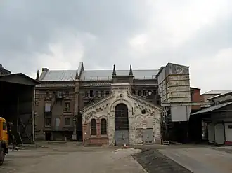 Вид на 4-этажный корпус мельницы с пристройкой во внутреннем дворе