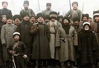 Отряд Гоцинского в Темир-Хан-Шуре. Январь 1918. Справа налево: Узун-Хаджи, Нажмудин Гоцинский (отмечен крестом), Сиражудин-Хаджи, Микаил Халилов, Даниял Апашев