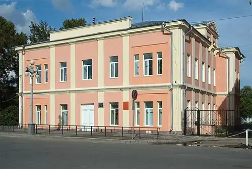 дом 4&nbsp;— бывший дом купца Банникова, в 1873 году здесь П.&nbsp;И.&nbsp;Макушиным был открыт первый в Сибири книжный магазин &nbsp;памятник архитектуры&nbsp;(региональный) № 7000191000