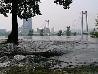 Виноградовский мост во время наводнения 2006 года