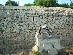 Надгробие около церкви, с. Шахйери, ноябрь 2017&nbsp;г.