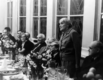 Надежда Реформатская произносит тост на праздновании юбилея Николая Тимофеева-Ресовского в ресторане «Пекин»