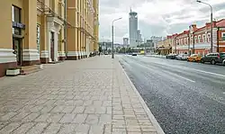 Вид от угла дома № 15 в сторону Краснохолмской набережной. Через реку на Космодамианской набережной виднеются Дом музыки (куполообразное здание) и Свиссотель Красные Холмы (высотное здание).