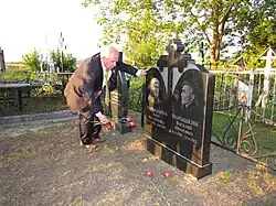 Н.&nbsp;В.&nbsp;Нарышкин возлагает цветы на могилу своих родителей и жены