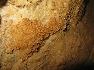 Натечки в пещере Крест