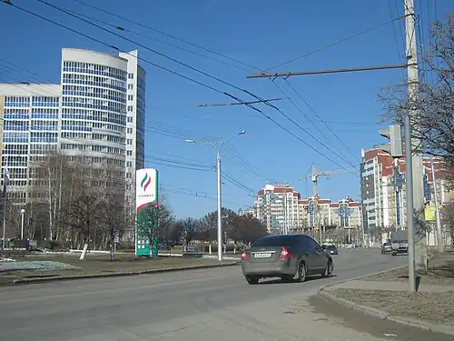 Начало проспекта в 2010 году (со стороны ул. 500-летия Чебоксар). Слева&nbsp;— дом №&nbsp;5к2.