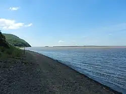 На берегу у села ранним утром