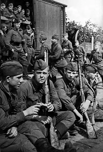 Бойцы Ленинградской армии народного ополчения на перроне перед отъездом на фронт. Август 1941 г. Фото В. Тарасевича.