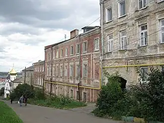 Дом Вяхирева — слева.