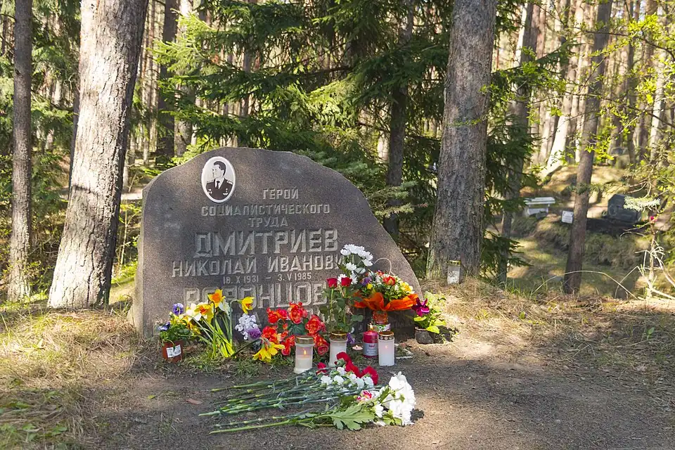 Могила Н. И. Дмитриева на Лесном кладбище Таллина
