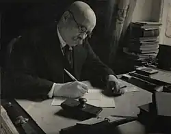 А. С. Новиков-Прибой за работой.Фото С. Струнникова