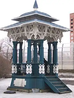 Беседка у дома № 1