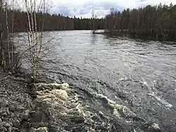 Вид с автомобильного моста против течения.