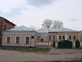 слева — левый флигельсправа — дом во дворе