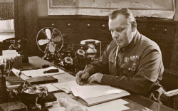 Н. С. Власик в рабочем кабинете. Начало 1940-х годов