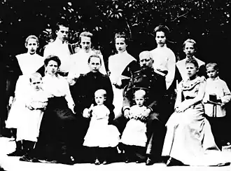 На переднем плане младшие дочери Н.&nbsp;Э.&nbsp;Мантейфель, Мария Николаевна Мантейфель (Тарасова) и Ирина Николаевна Мантейфель.