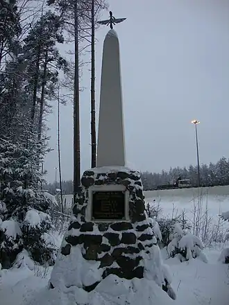 Обелиск погибшим авиаторам. На заднем плане&nbsp;— КАД
