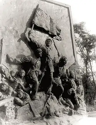 Горельеф, установленный на обелиске