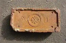 Обратная сторона кирпича, со штампом завода Бергенгейма