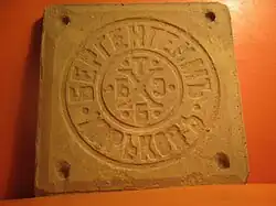 Обратная сторона плитки, со штампом завода Бергенгейма