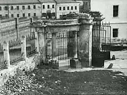 Ворота и ограда усадьбы Лопухиных-Волконских-Кирьяковых. Кадр из фильма Эйзенштейна «Стачка». 1924 год. Объект культурного наследия № 7710935002№ 7710935002