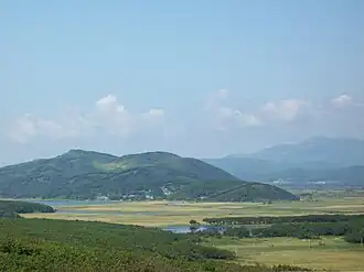 Долина реки Зеркальная, озеро Зеркальное, в отдалении — село Зеркальное