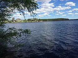 Дома на северо-западном полуострове озера