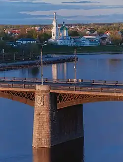 Опора Нового моста. В верхней части виден декоративный щит с вензелем МК - Михаил Калинин.