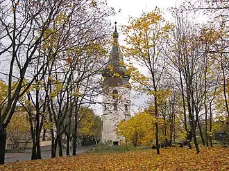 Вид на башню Ратуши из переулка