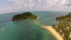 Пляж Mae Haad и островок Koh Ma в прилив