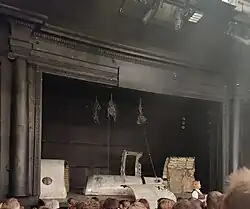 Оформление портала сцены на 2022&nbsp;год (декорации&nbsp;— «Повелитель мух» в постановке Льва Додина)