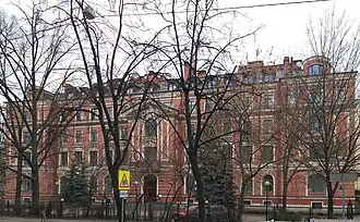 Дом 6 — жилой дом, б. здание школы и приюта Общества Белого креста