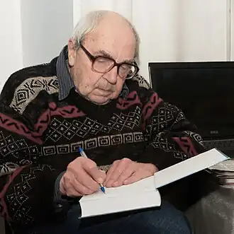 Е. Н. Панов  подписывает книгу в музее г. Мстёра, 2017 г.