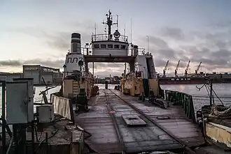 Паром ПЛ-2 у причала завода