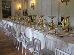 Большой дворец в Павловске. Белая столовая. Предметы Гербового сервиза