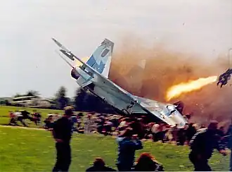 Су-27УБ борт 42 падает на зрителей.Пилоты катапультируются