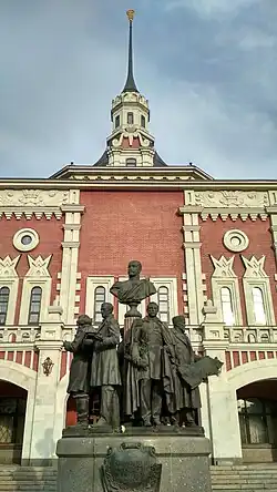 Памятник Создателям российских железных дорог на фоне Казанского вокзала