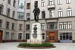 Памятник Воровскому, общий вид