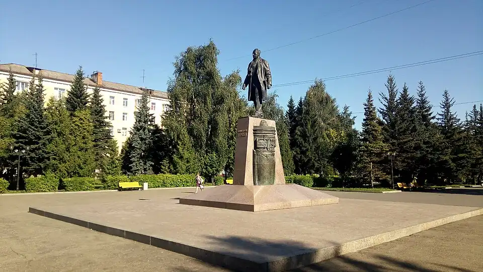 Памятник Дерунову спереди