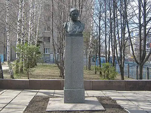 Памятник Н.&nbsp;К.&nbsp;Крупской в сквере у ЧРИО (дом №&nbsp;5)