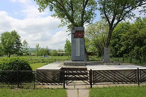 Памятник Лотову И. Г. и памятник Братской могилы красных партизан