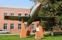 Памятник в честь50-летия Победы (самолёт Л-29)