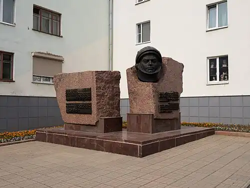 Памятный бюст в честь 25-летия первого полёта в космос А.&nbsp;Г.&nbsp;Николаева в Чебоксарах.