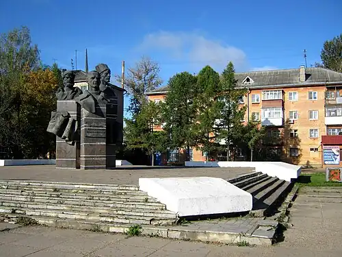 Памятник «Три головы» и дом №&nbsp;52/27