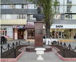 Памятник Ю. Акаеву